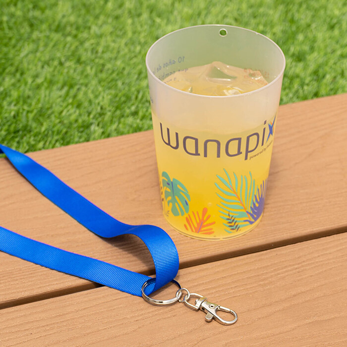 Vaso de plástico reutilizable con cuerda