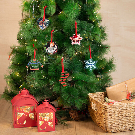 Árbol de Navidad decorado con adornos personalizados