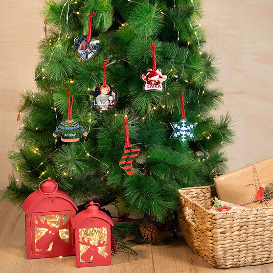 Kerstboom versierd met gepersonaliseerde ornamenten