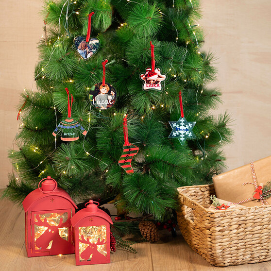 Mit personalisiertem Weihnachtsschmuck geschmückter Weihnachtsbaum Mit personalisiertem Weihnachtsschmuck geschmückter Weihnachtsbaum
