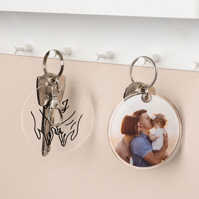 Personalised acrylic keyring with a round shape