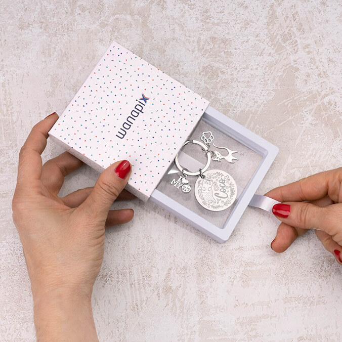 Nyckelring graverad med kattberlocker