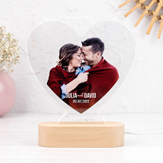 Gepersonaliseerde 3D lamp met houten voet in hartvorm Gepersonaliseerde 3D lamp met houten voet in hartvorm
