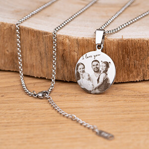 Engraved round necklace