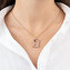 Collana con ciondolo a forma di busta e lettera incisa Collana con ciondolo a forma di busta e lettera incisa