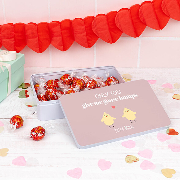 Personalisierte Blechdose mit Süßigkeiten und Pralinen