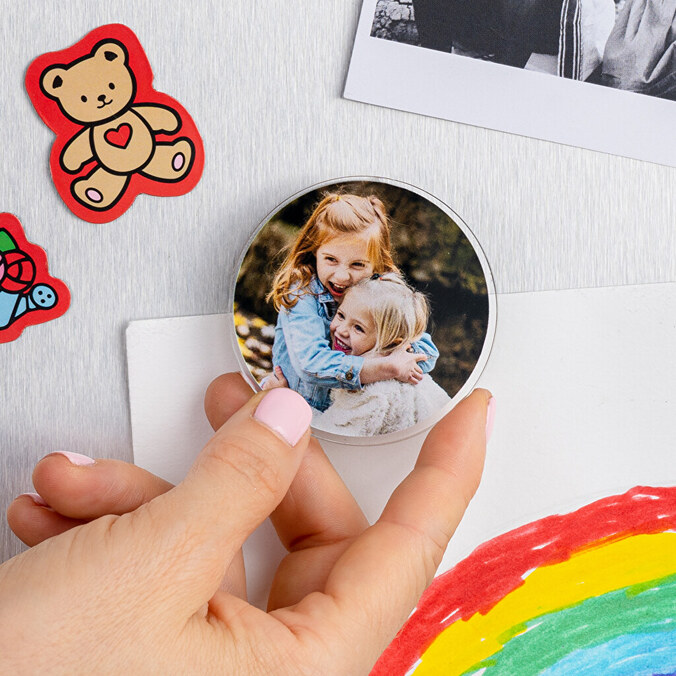 Round acrylic magnet
