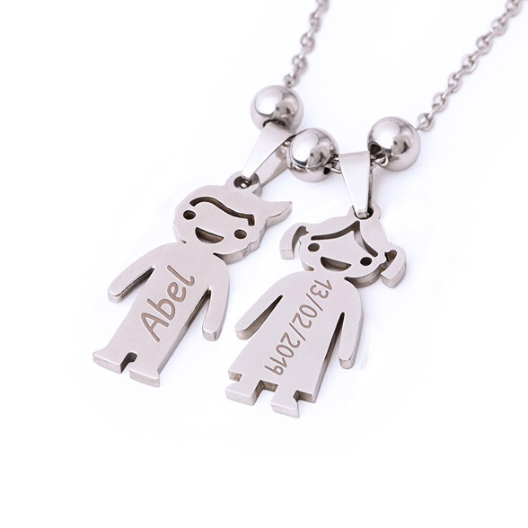 Pendentifs gravés de figurines de filles et garçons
