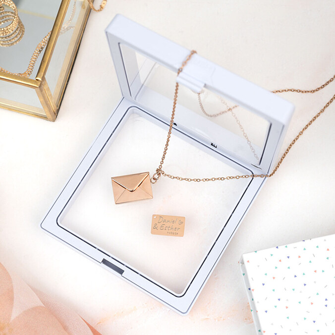 Collar con colgante de sobre y carta grabada