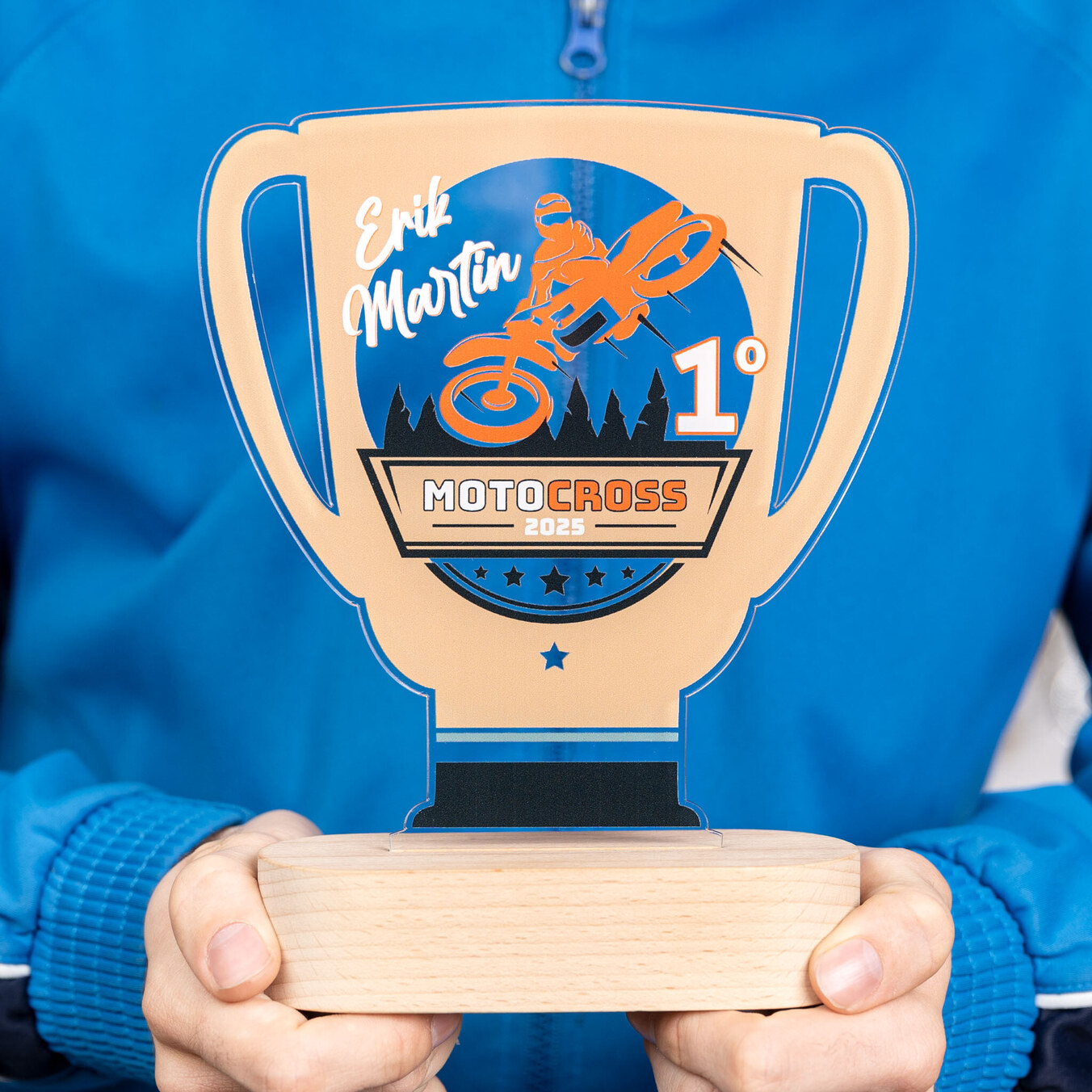 Trofeo de metacrilato copa personalizado con base madera