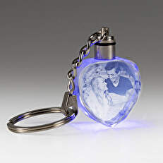 Graveret hjerteformet glas nøglering med lys