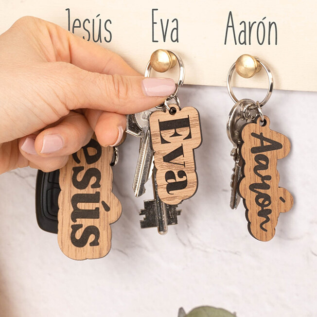 Schlüsselanhänger aus Holz mit Namen