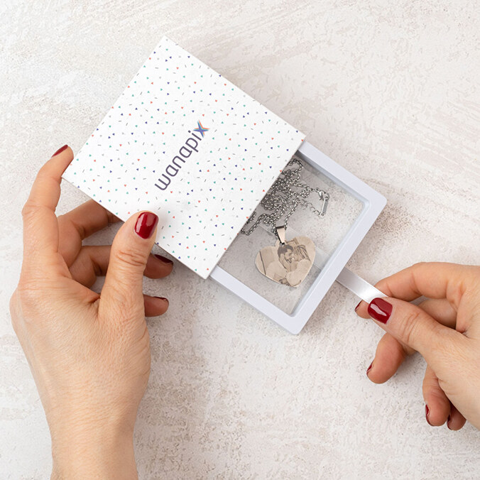 Graverat hängsmycke med hjärta