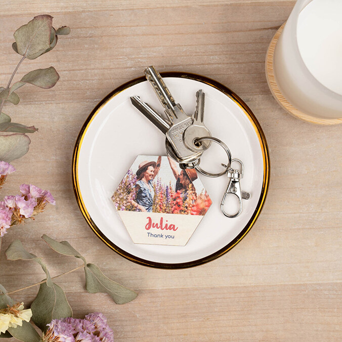 Personalised wooden keyring with the shape of a hexagon