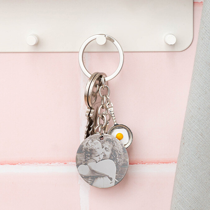 Engraved keyring with kitchen utensils