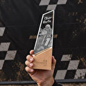 Trofeo cristal alargado grabado Premium