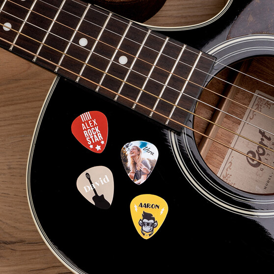 Set van 4 verschillende gepersonaliseerde plectrums Set van 4 verschillende gepersonaliseerde plectrums