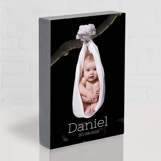 Personalizowany drewniany klocek z wizerunkiem chrzczonego dziecka.