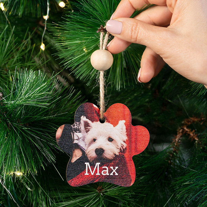 Adorno de Navidad personalizado de madera con forma de huella