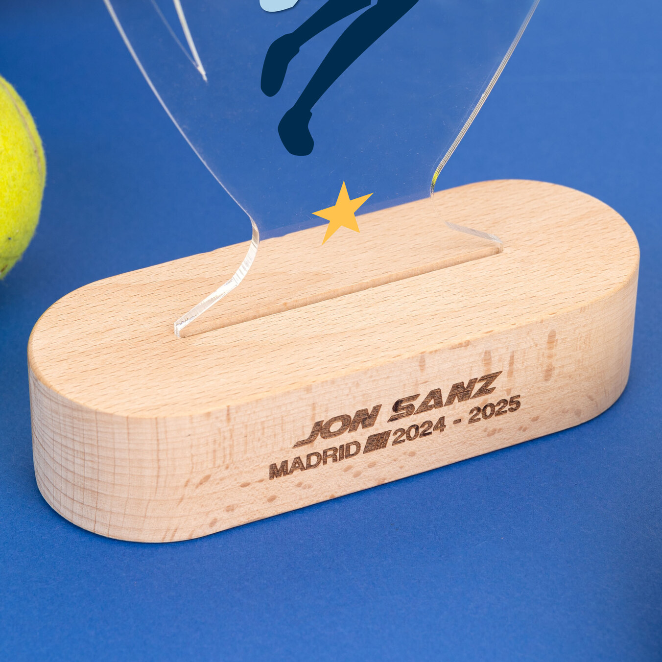 Trofeo de metacrilato copa deportiva personalizado con base madera
