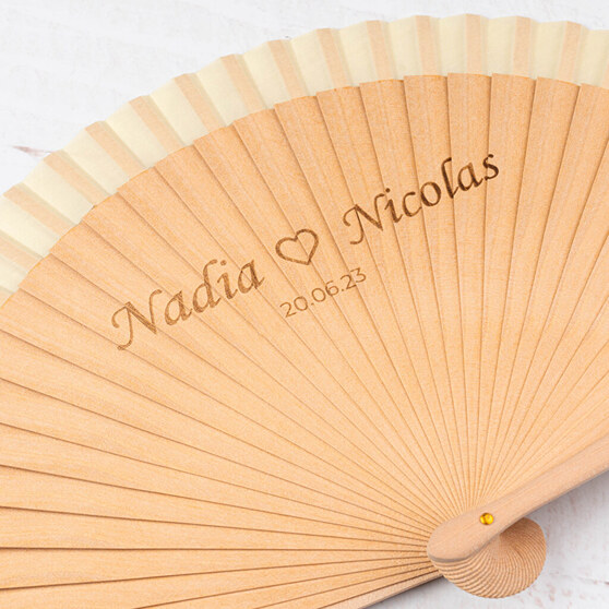 Detalle del abanico personalizado de madera Detalle del abanico personalizado de madera