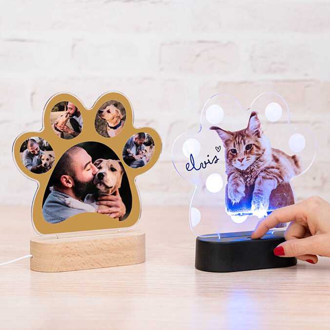 Gepersonaliseerde 3D lamp met houten voet in de vorm van een pootafdruk