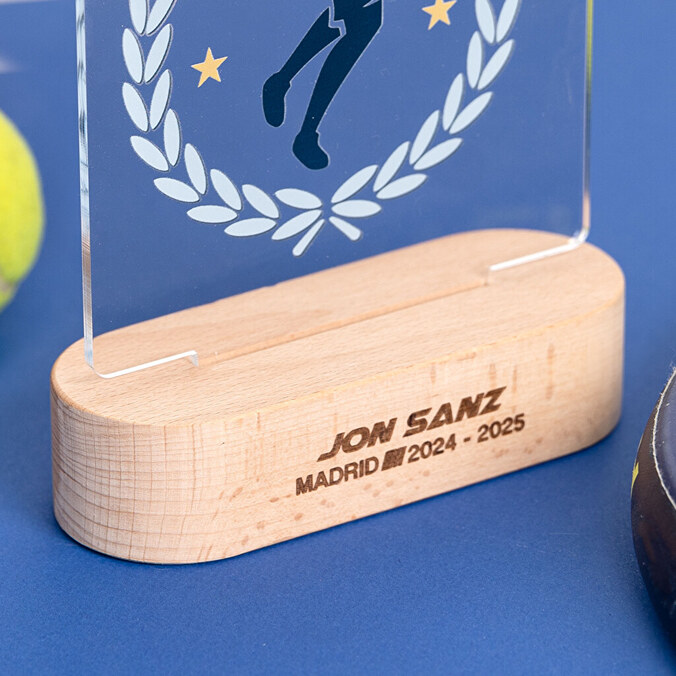 Trofeo in plexiglass personalizzato con base in legno