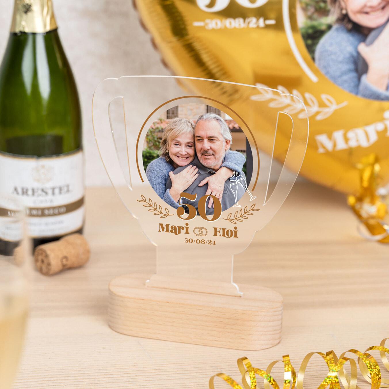 Trofeo de metacrilato copa personalizado con base madera