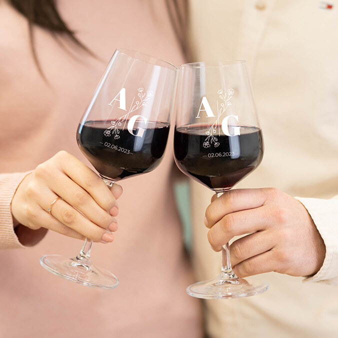Pack of 2 personalised wine glasses with case