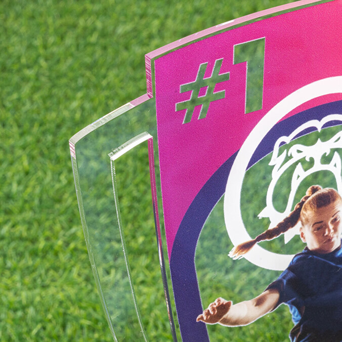 Personalizovaný sportovní pohár z metakrylátu s dřevěným podstavcem