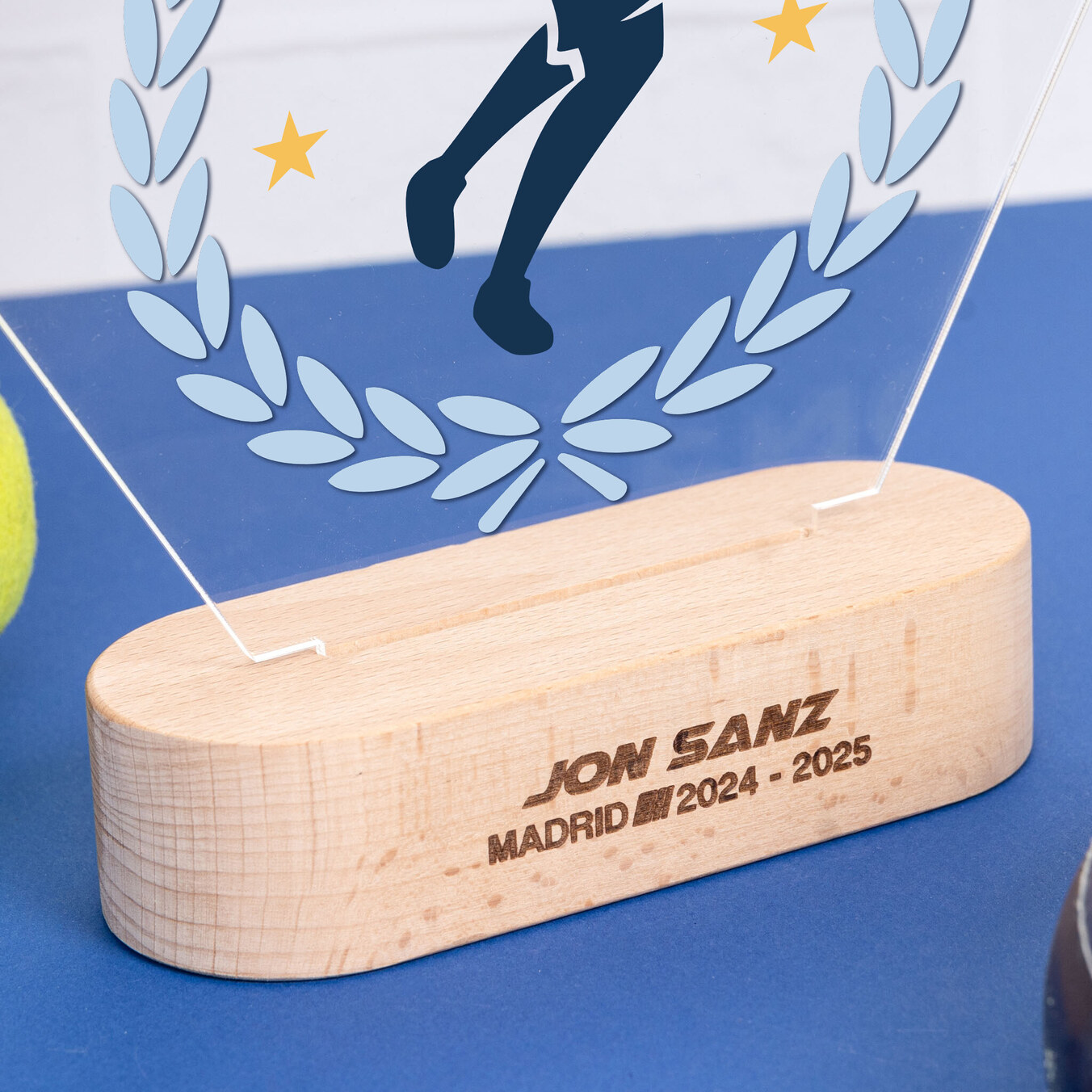 Trofeo de metacrilato hexagonal personalizado con base madera