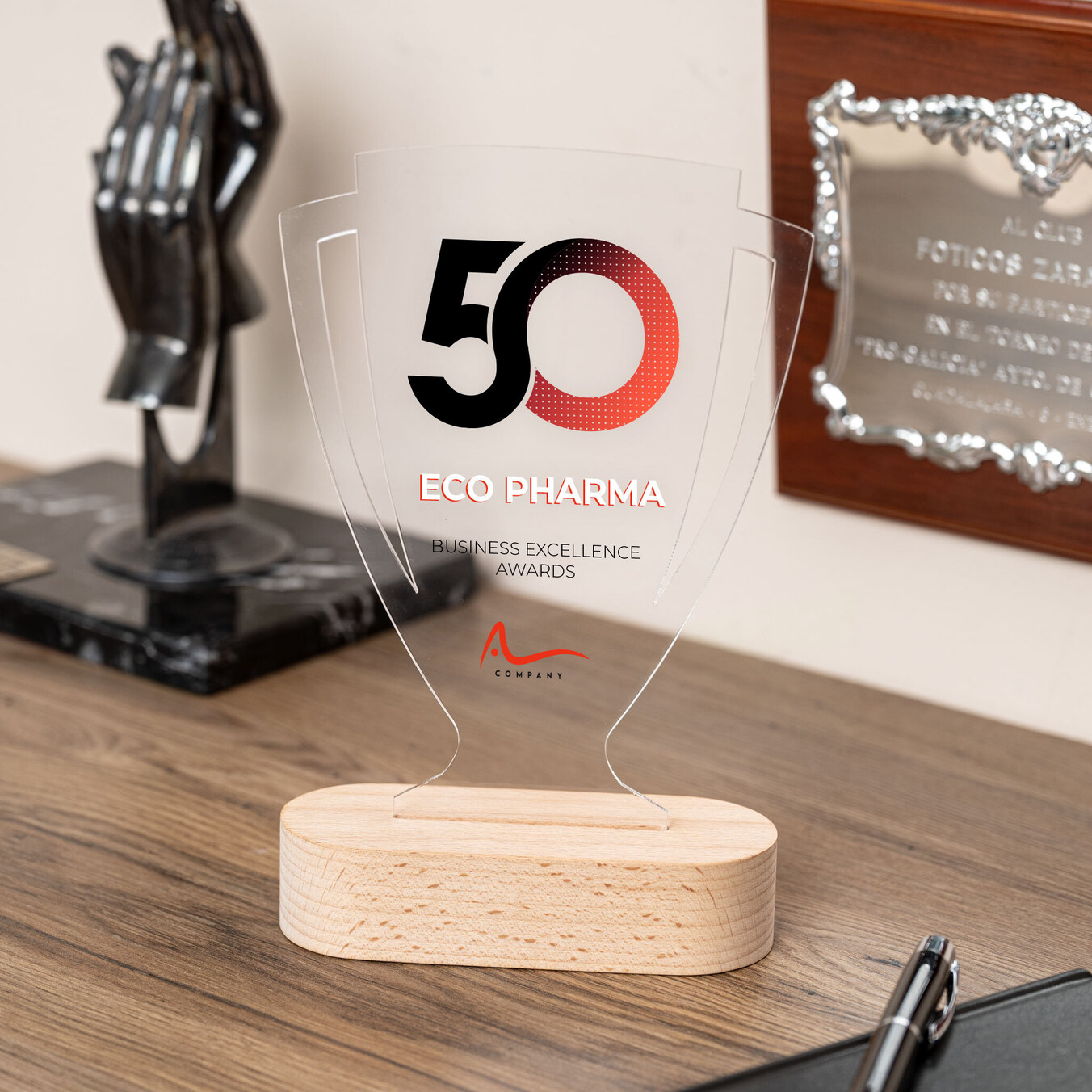 Trofeo de metacrilato copa deportiva personalizado con base madera