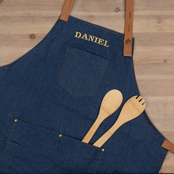 Ejemplo de delantal de cocina con nombre bordado Ejemplo de delantal de cocina con nombre bordado