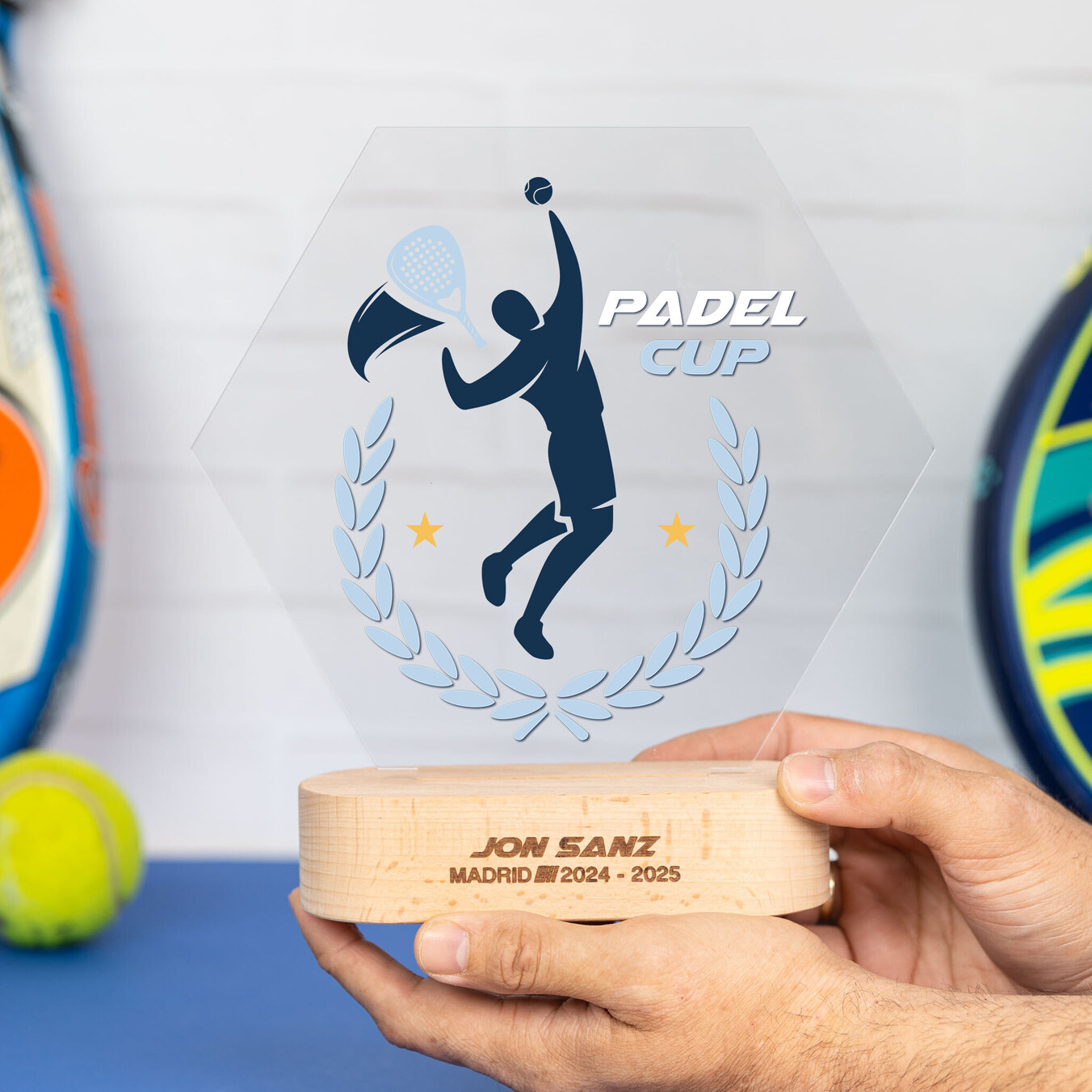 Trofeo de metacrilato hexagonal personalizado con base madera