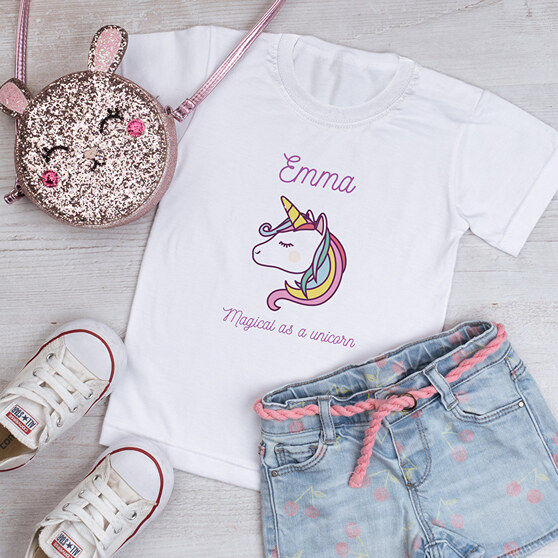T-shirt personnalisé avec licornes et prénom de fille