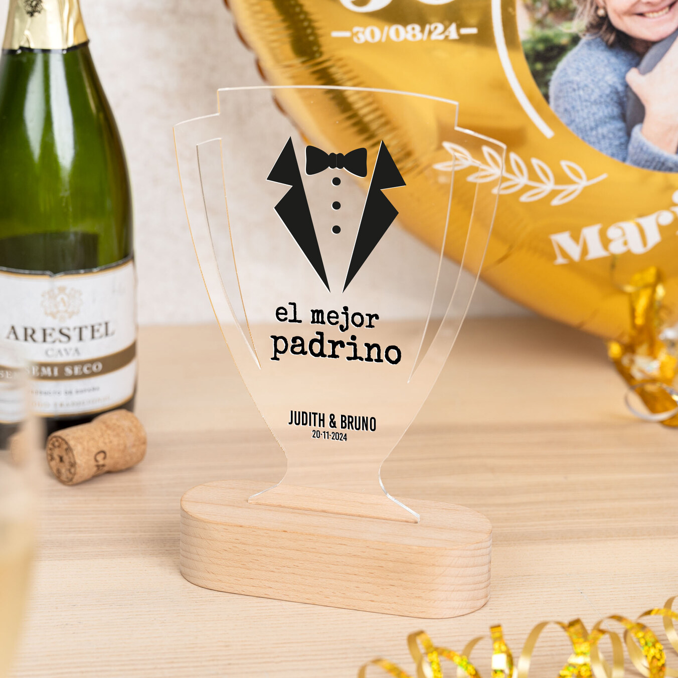Trofeo de metacrilato copa deportiva personalizado con base madera