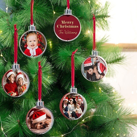 Weihnachtsbaum mit personalisierten Weihnachtskugeln