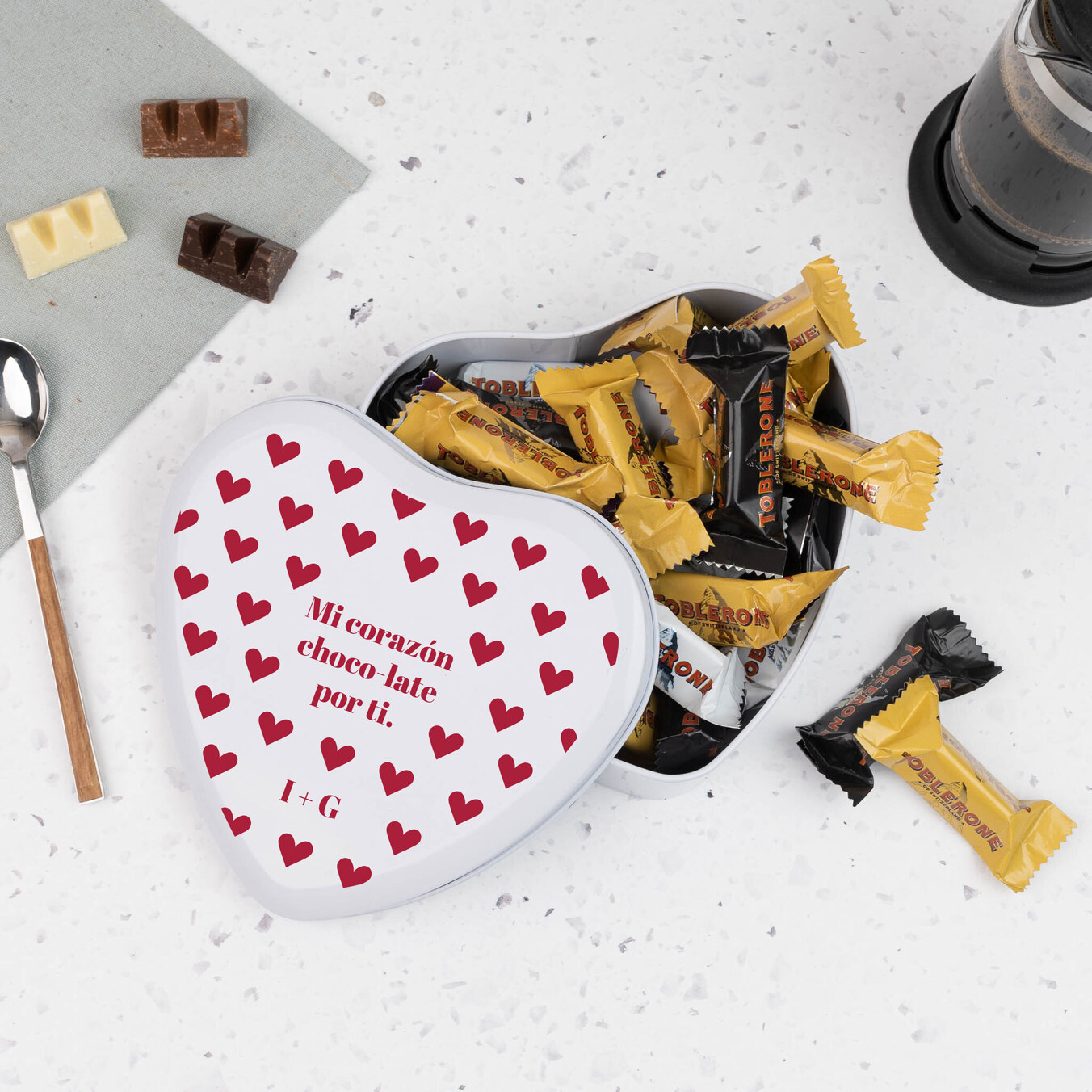 Caja de chuches y bombones personalizada con forma de corazón