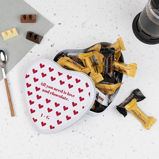 Eine personalisierte Schachtel mit Schokolade darin ist eine perfekte Kombination.