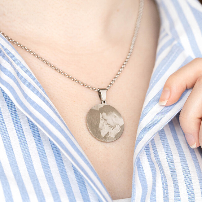 Personligt rundt graveret vedhæng med billede eller tekst Personligt rundt graveret vedhæng med billede eller tekst