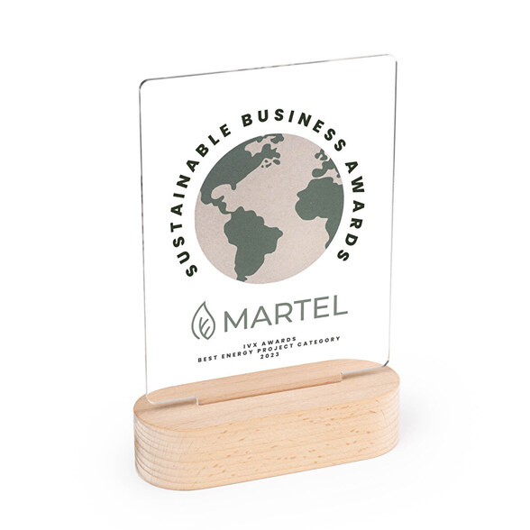 Trofeo de metacrilato personalizado con base de madera