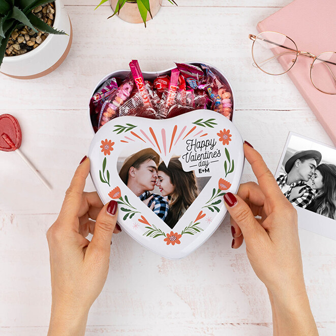 Heart-Shaped Personalised Tin Box with Sweets and Chocolates Heart-Shaped Personalised Tin Box with Sweets and Chocolates