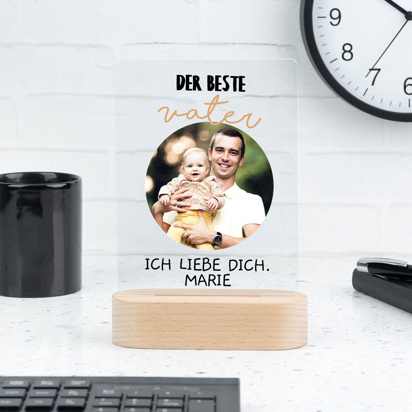 Personalisierte Methacrylat-Trophäe mit Holzsockel