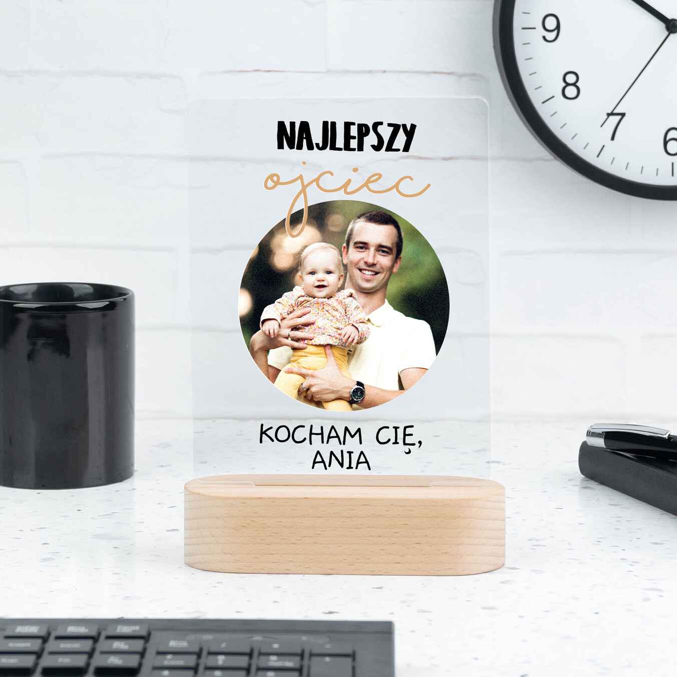 Personalizowane trofeum z pleksi z drewnianą podstawą