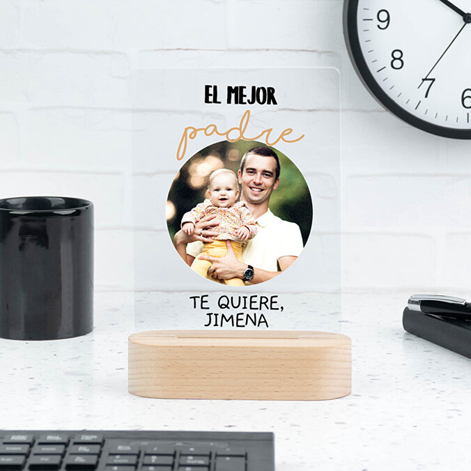 Trofeo de metacrilato personalizado con base de madera