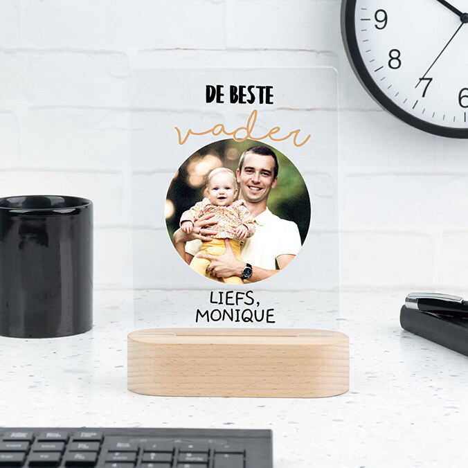 Gepersonaliseerde plexiglas trofee met houten voet