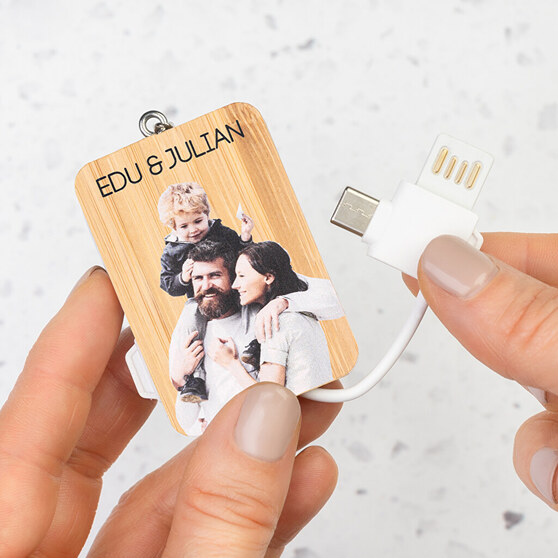 Porta-chaves personalizado de bambú com carregadores Tipo C, USB e Micro USB Porta-chaves personalizado de bambú com carregadores Tipo C, USB e Micro USB