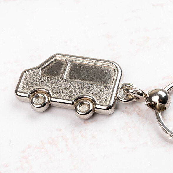Gepersonaliseerde metalen sleutelhanger in de vorm van een auto