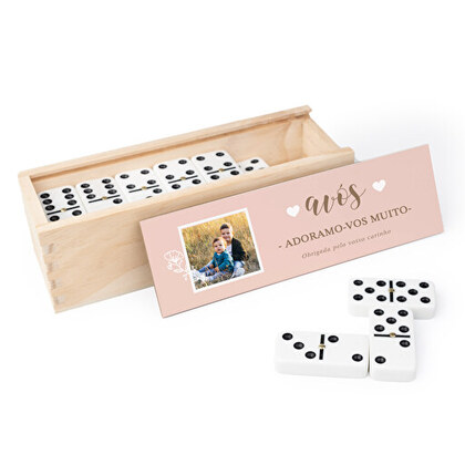 Um conjunto de cartas de jogo de amor em caixa de madeira, cartas