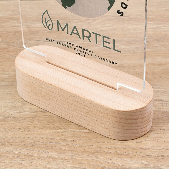 Troféu com placa de metacrilato personalizada com base de madeira